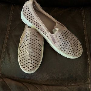 SKECHERS open weave sneaker with crystals 8.5 (Hard-To-Find!)